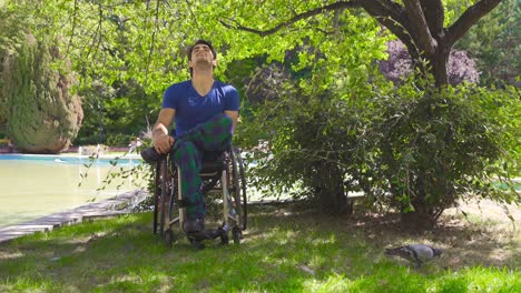 Behinderter-Mann-Im-Rollstuhl,-Der-Sich-In-Der-Natur-Ausruht.
